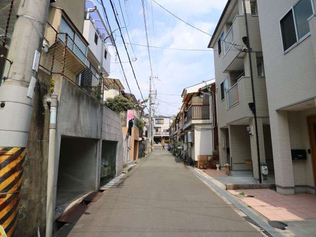 狭い街路沿いに一戸建てが並んでいます。