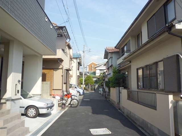 町の北部を南西方向から見た景色。主に一戸建てが多く見られます。