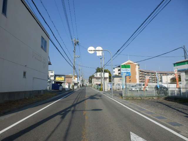 町の西端を走る主要道路。阪急「豊中」駅や北大阪急行「千里中央」駅などに向かう路線が走っています。