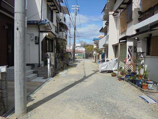 町の北部を南西方向から見た景色。主要道路を外れると道幅が狭くなります。