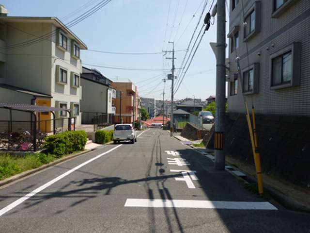 町の中央部を北方向から見た景色。丘陵地にあるため、場所によっては遠くの景色を眺望できます。