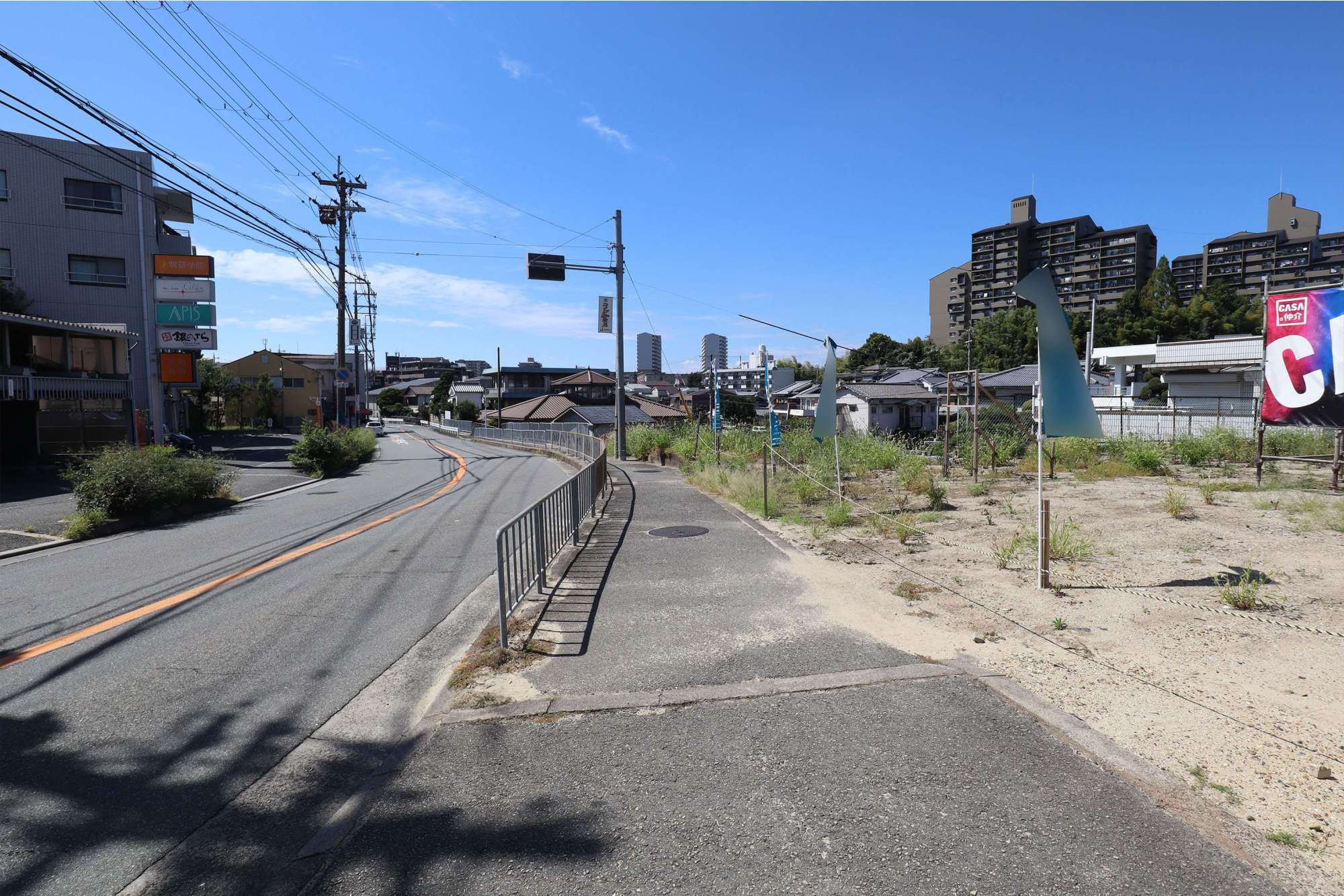 一戸建てやマンションが混在する住宅地。
