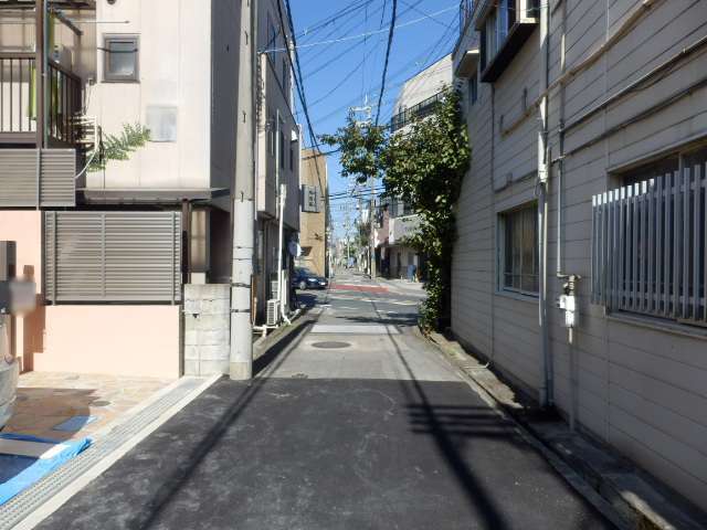 町の東部を南西方向から見た景色。狭い街路沿いに一戸建てが密集しています。