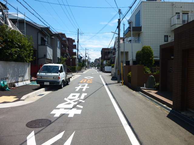 町の北部を北方向から見た景色。直線的ない街路沿いに一戸建てが並んでいます。