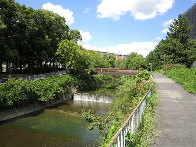 町の東端を千里川が流れ、川沿いは緑豊かです。