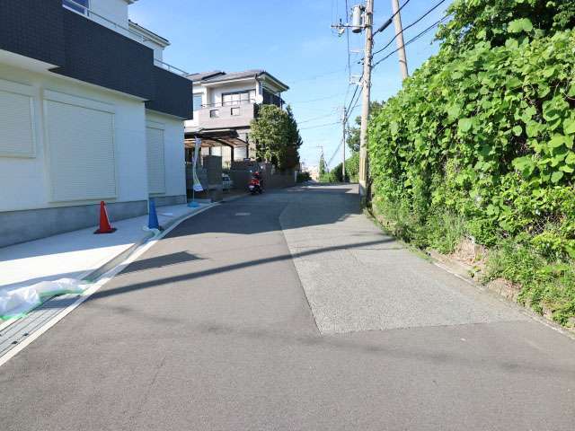 町の北部を南西方向から見た景色。丘陵地にあるため、坂道が多く見られます。