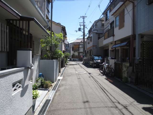 町の北西部にある住宅地を西方向から見た景色。一戸建てが並んでいます。