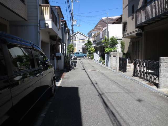 町の北西部にある住宅地を東方向から見た景色。道幅はやや狭いです。