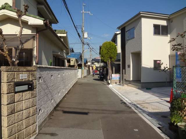 町の北東部にある住宅地を南方向から見た景色。奥には町の北端を東西に走る幹線道路があります。