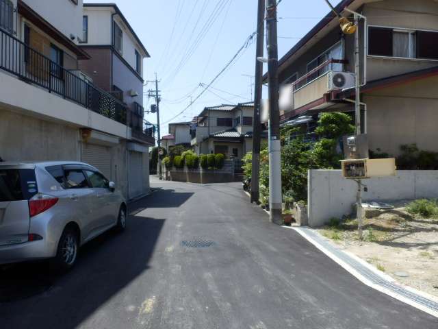 町の北部を北東方向から見た景色。入り組んだ街路沿いに一戸建てが並んでいます。