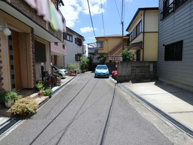 行き止まりの街路沿いに一戸建てが並んでいます。
