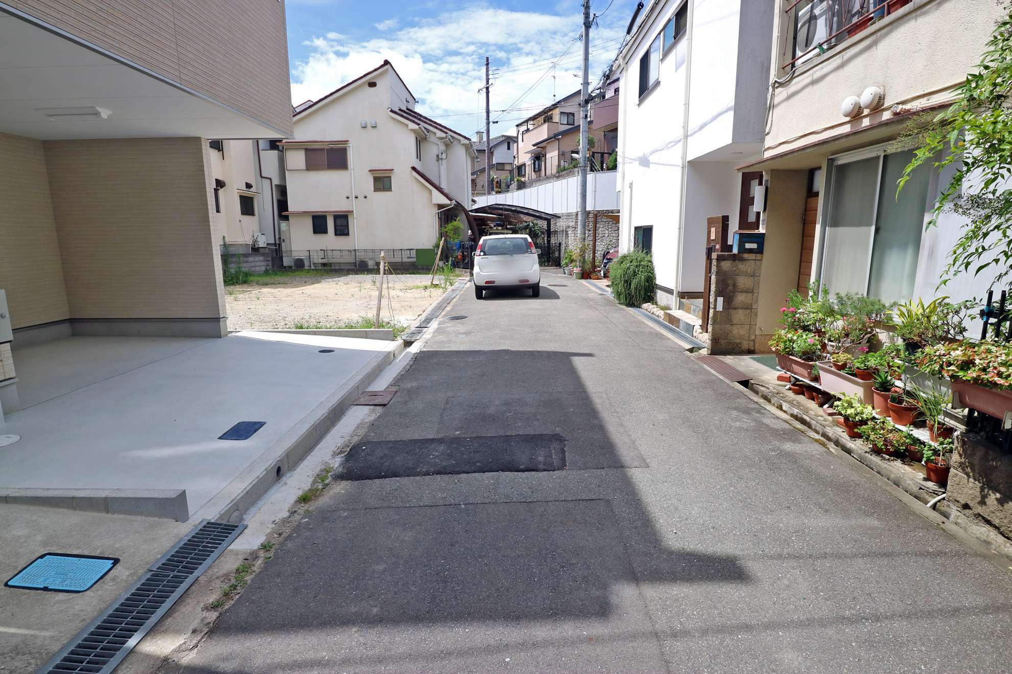 主要道路を外れると道幅が狭く入り組んだ街路が多く、車の運転には注意が必要。