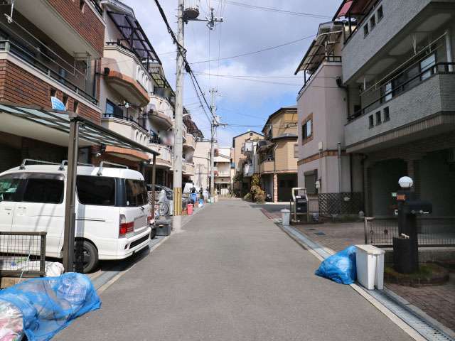 町の西部を南方向から見た景色。狭い街路沿いに一戸建てが並んでいます。
