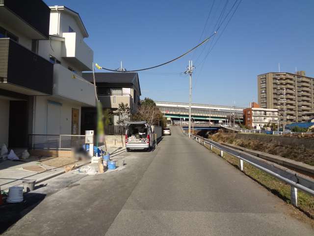 町の北東部を南方向から見た景色。写真にも右側には千里川が流れ、奥には中央環状線と中国自動車道が通っています。