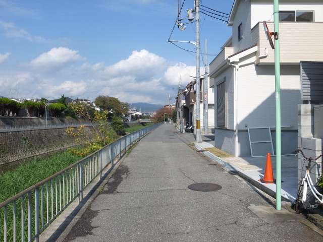 町の西部を南方向から見た景色。町の西端を千里川が流れています。