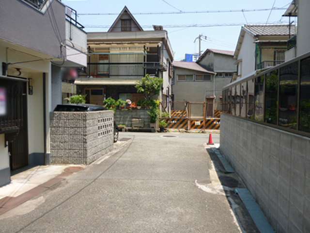 町の北部を西方向から見た景色。昔ながらの街並みが広がっています。