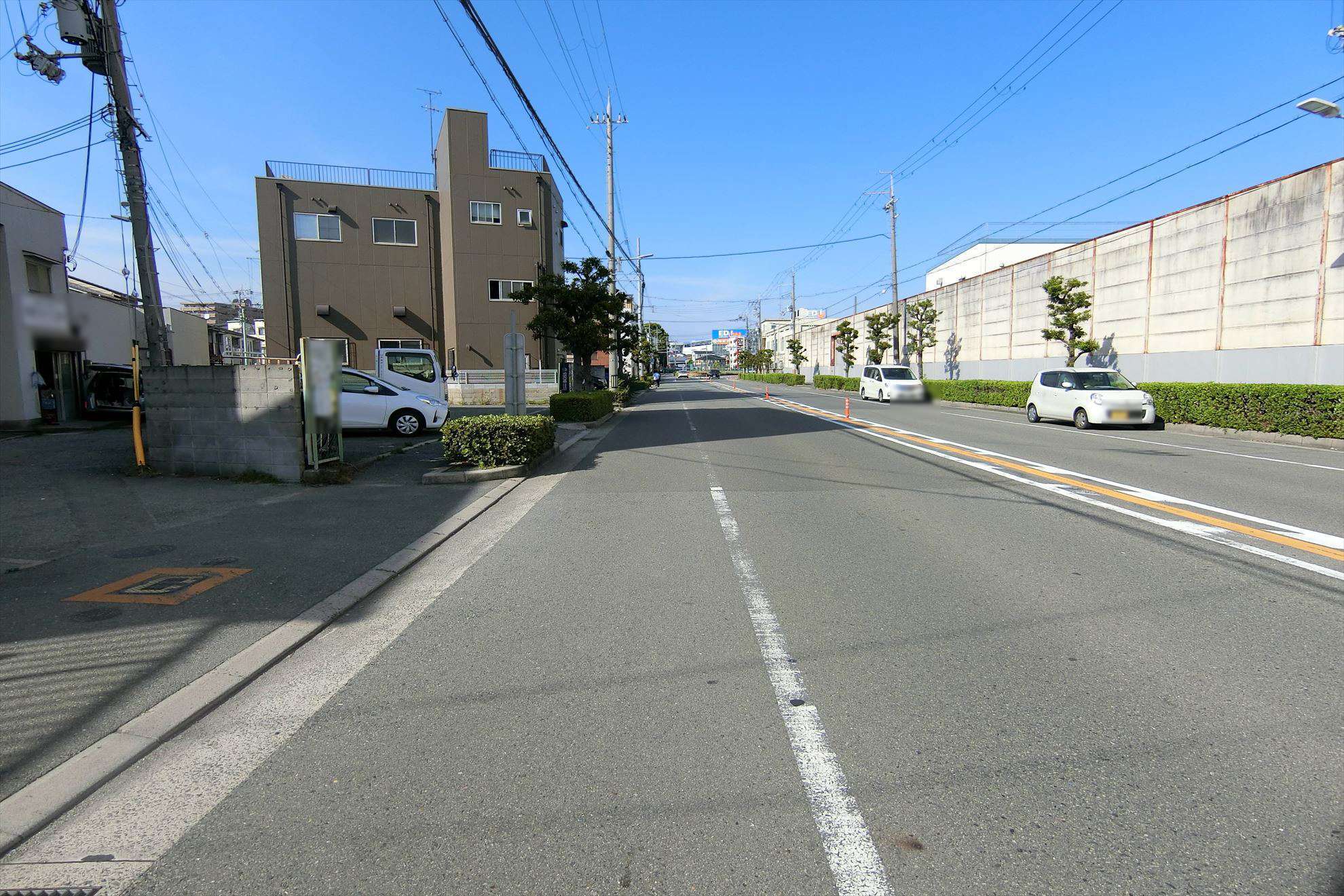 町の南東側を通る広めの道路。