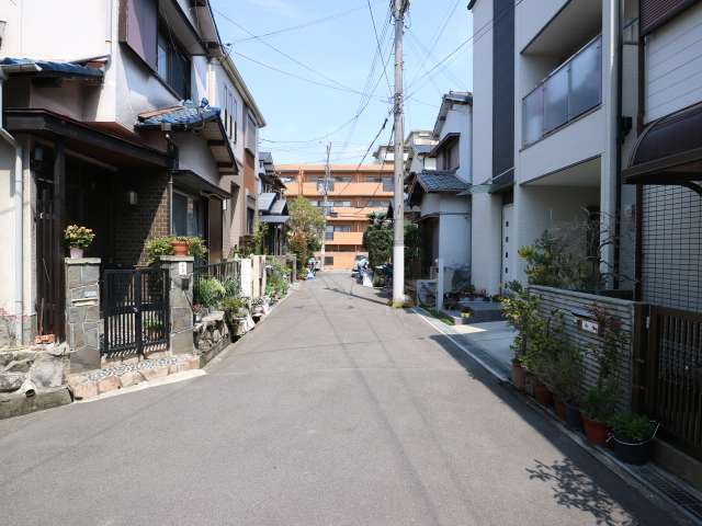 一戸建てやマンションなどが混在してます。