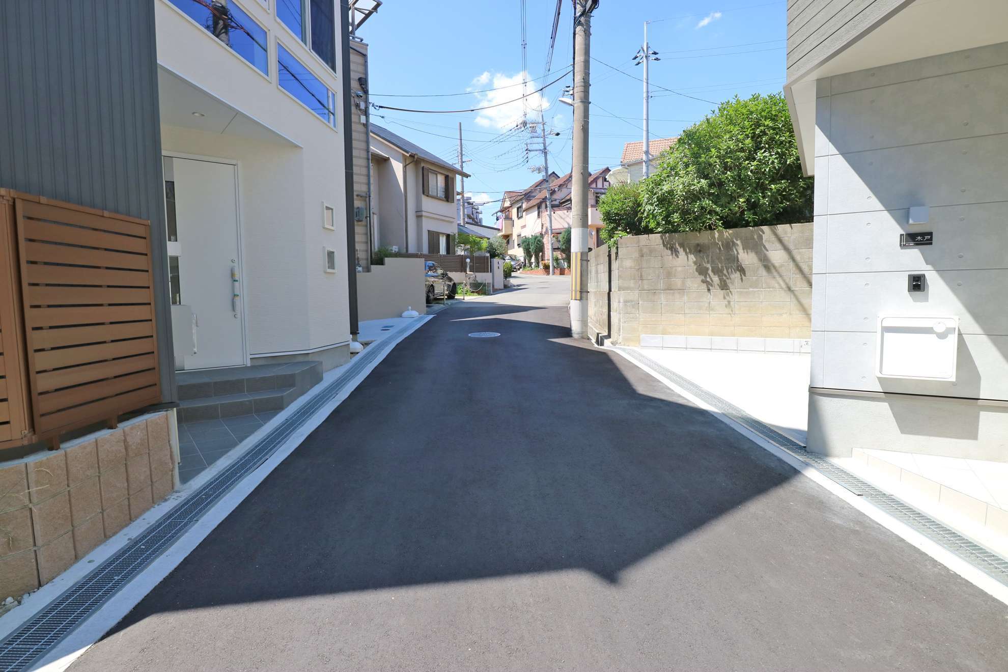 一戸建てが中心に並ぶ住宅地。