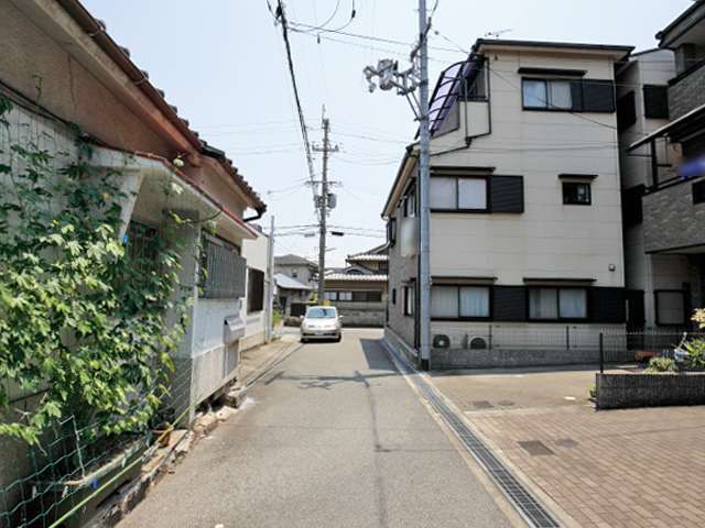 町の南部を北西方向から見た景色。狭い道路沿いに一戸建てやハイツなどが密集しています。