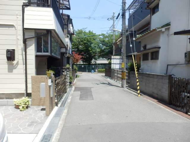 町の北西部を南方向から見た景色。狭い街路沿いに一戸建てなどが密集しています。