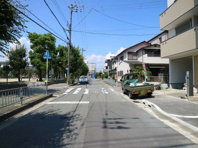 町の南東部を南方向から見た景色。左側には『庄内北公園』があります。