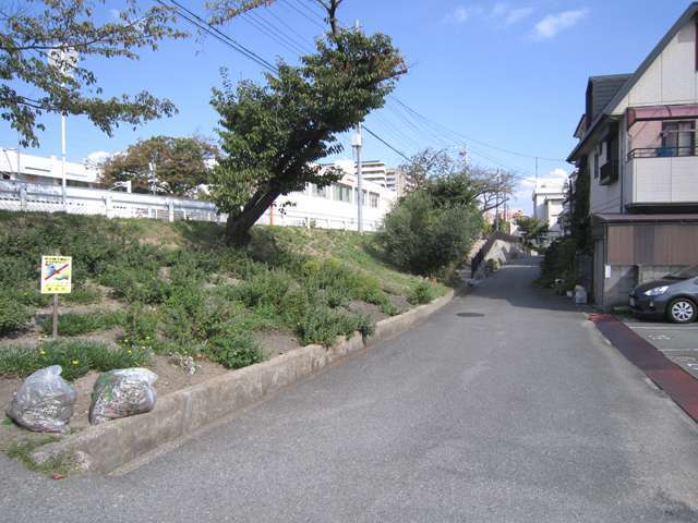 町の北端には庄内地区を洪水から守るための堤防が東西に延びています。