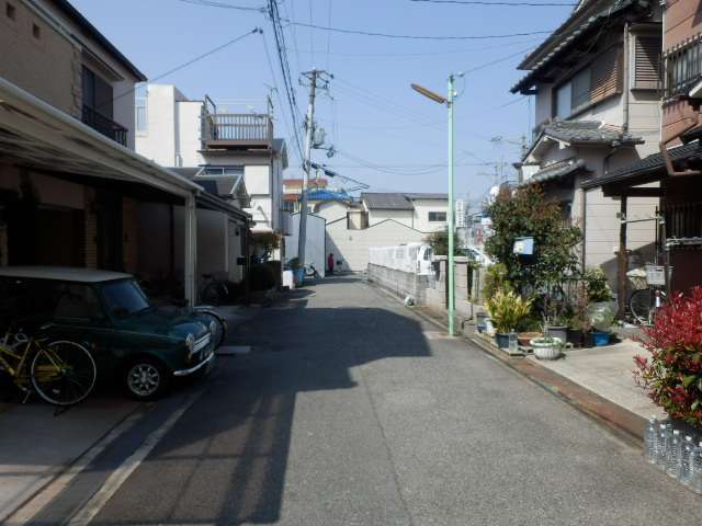 町の南西部を西方向から見た景色。道幅が狭く、袋小路が多い街路になっています。