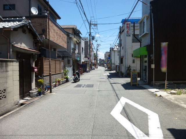 町の北部を西方向から景色。下町のような街並みが広がっています。