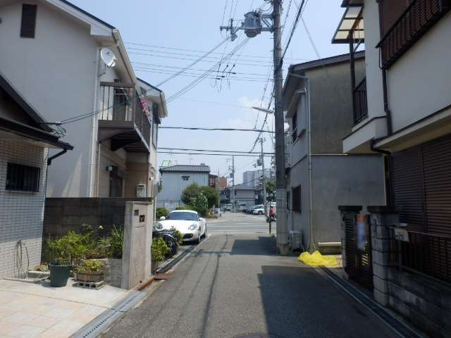 町の南東部を西方向から見た景色。一戸建てが多く並んでいます。