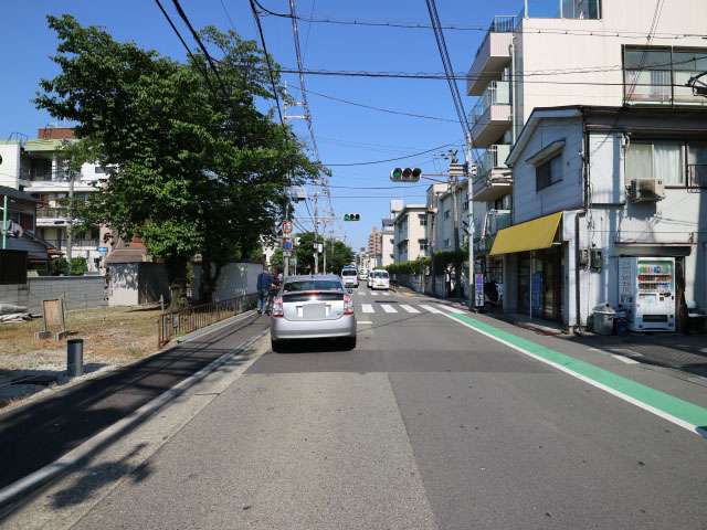 町の南部を通る主要道路。マンションや店舗が多く見られます。