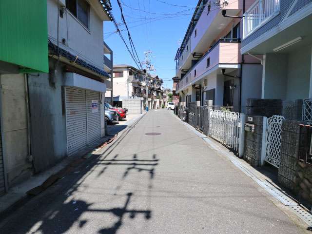 町の北部を西方向から見た景色。道幅が狭く入り組んだ街路が多いです。