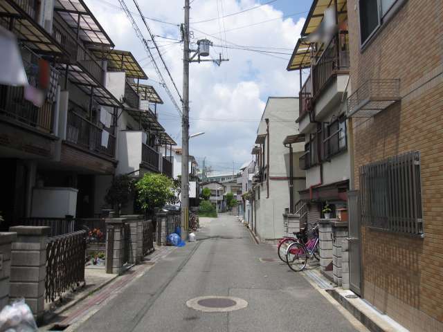 町の南東部を南東方向から見た景色。道幅の狭い街路沿いに一戸建てが並んでいます。
