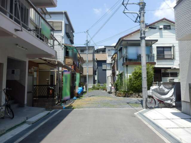 町の南西部を南方向から見た景色。舗装がされていない街路も一部あります。