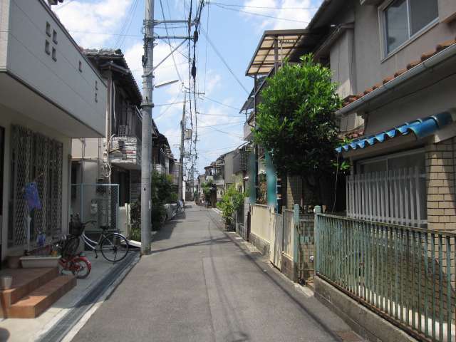 町の南部を南方向から見た景色。狭い街路沿いに一戸建てが密集しています。
