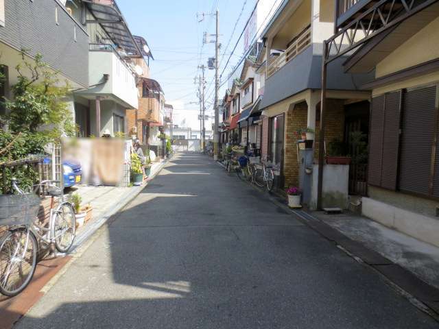 町の北部を西方向から見た景色。狭い街路沿いに一戸建てが並んでいます。