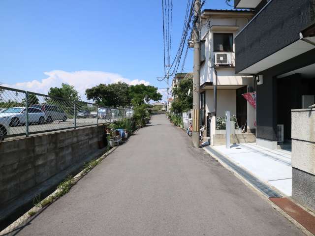 町の北部を南方向から見た景色。町内は工場や倉庫が多いため、左側には広大な駐車場があります。