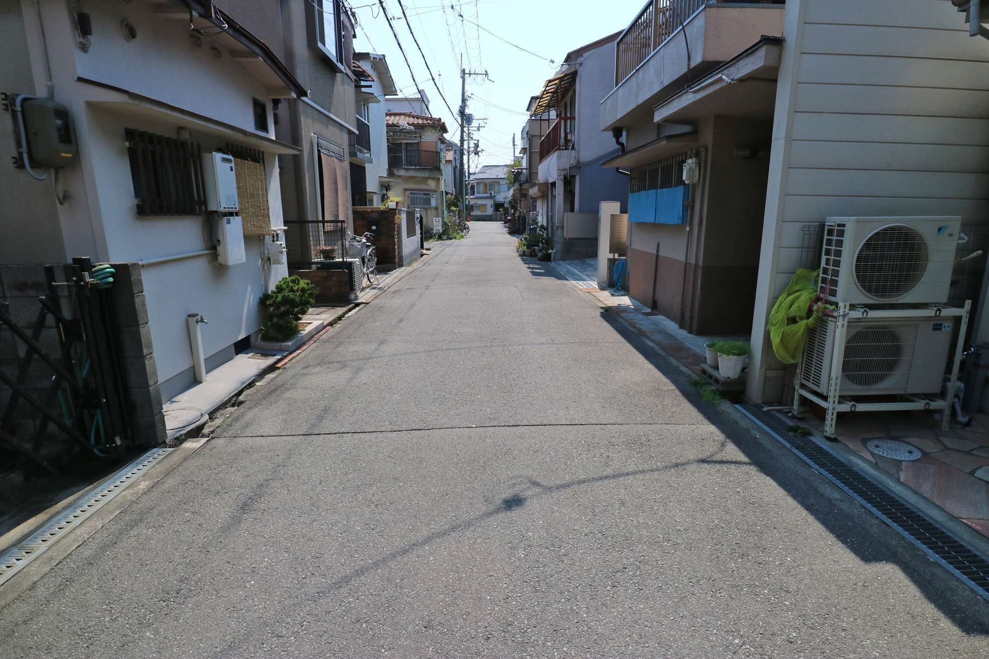 町の北部を北方向から見た景色。道幅の狭い街路沿いに一戸建てが並んでいます。