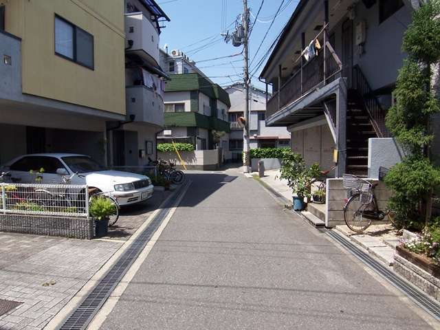 町の中央部を南東方向から見た景色。狭く入り組んだ街路沿いに住居が並んでいます。