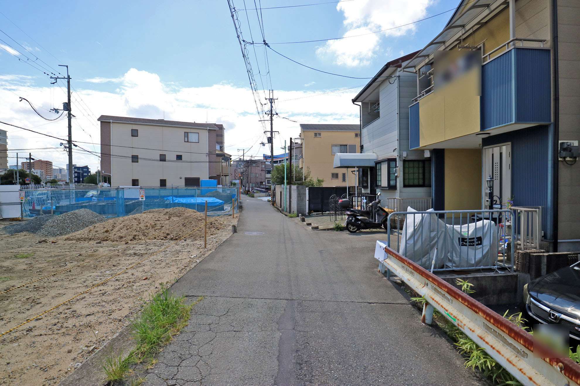 道幅は狭いところが中心。道路沿いに一戸建てが多く立ち並んでいます。