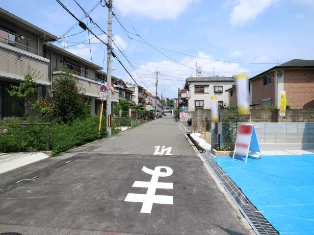 町の西部を西方向から見た景色。区画の整った街路沿いに一戸建てが並んでいます。
