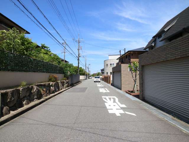 町の西部を西方向から見た景色。道幅の広い街路沿いに一戸建てが並んでいます。