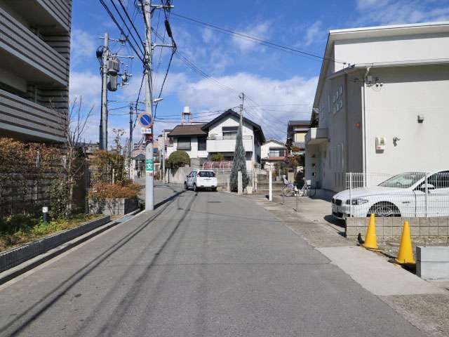 町の北西部を南方向から見た景色。入り組んだ街路沿いに一戸建てやマンションが混在しています。