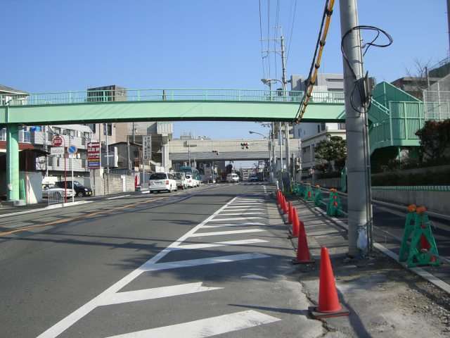 町の南端を府道99号伊丹豊中線が通っています。奥に見えるのは阪急宝塚線の高架橋です。