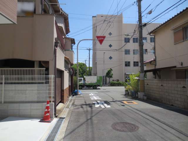 町の南部を北方向から見た景色。一戸建てが中心に並んでいます。