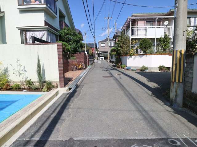 町の北部を南方向から見た景色。一戸建てが並んでいます。