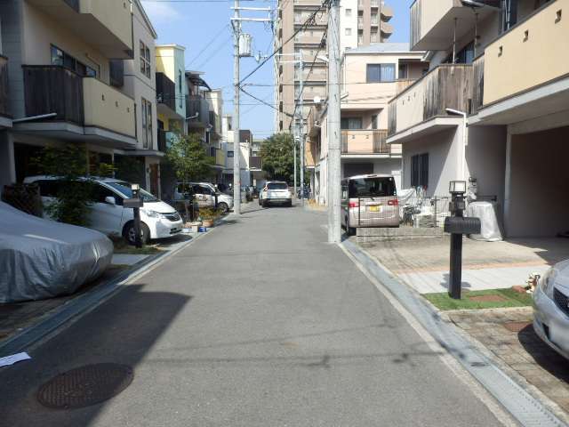 町の南部を南方向から見た景色。主要道路以外は道幅が狭い街路が多いです。