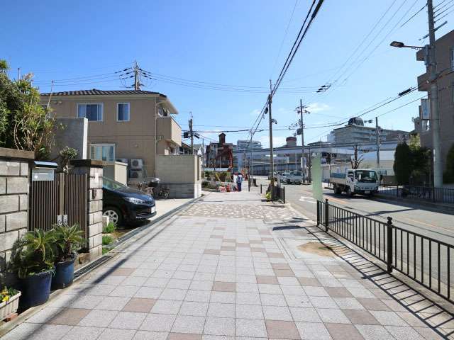 町の中央部を東西に通る『清風かつら通り』。幅の広い歩道が整備されています。