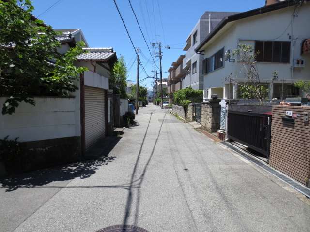 町の東部を東方向から見た景色。区画の整った街路沿いに一戸建てが並んでいます。