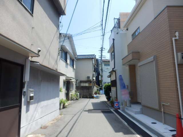 町の東部を北方向から見た景色。狭く入り組んだ街路沿いに一戸建てが密集しています。